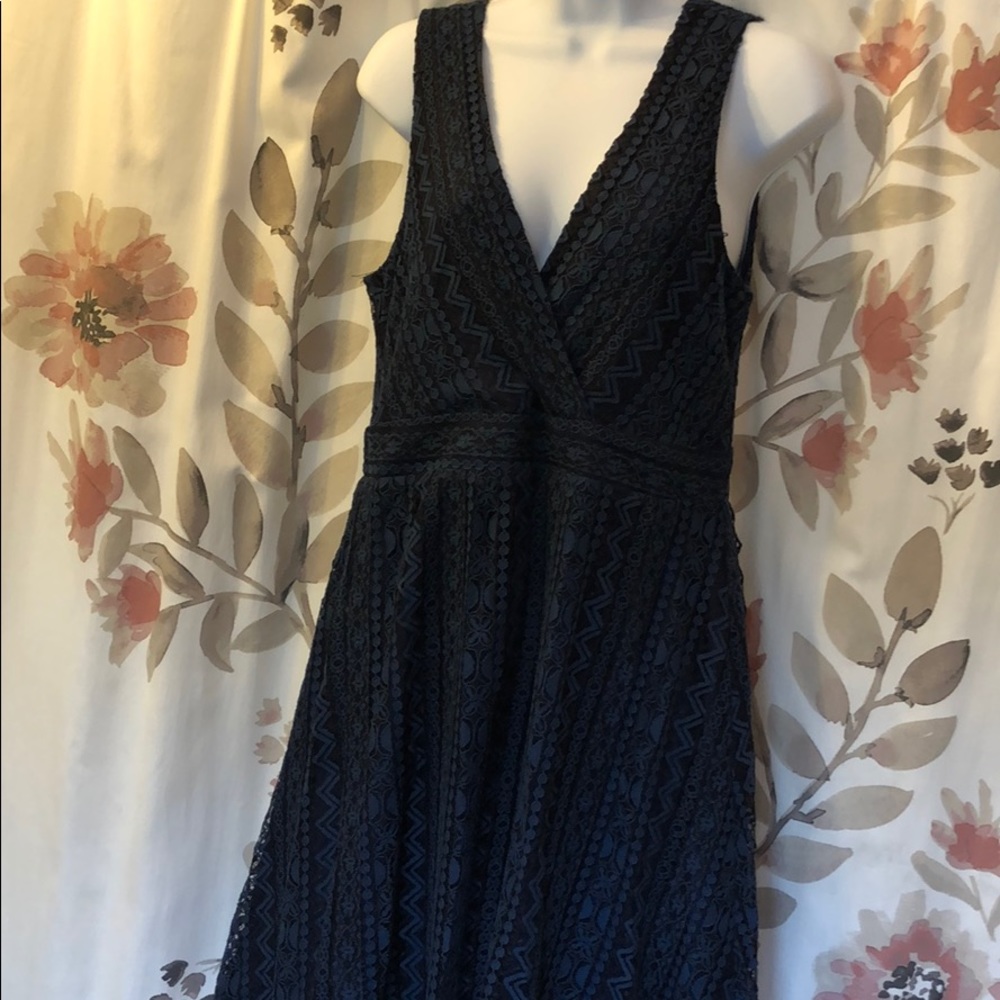 Lulus Lace V-Neck Sleeveless Dress